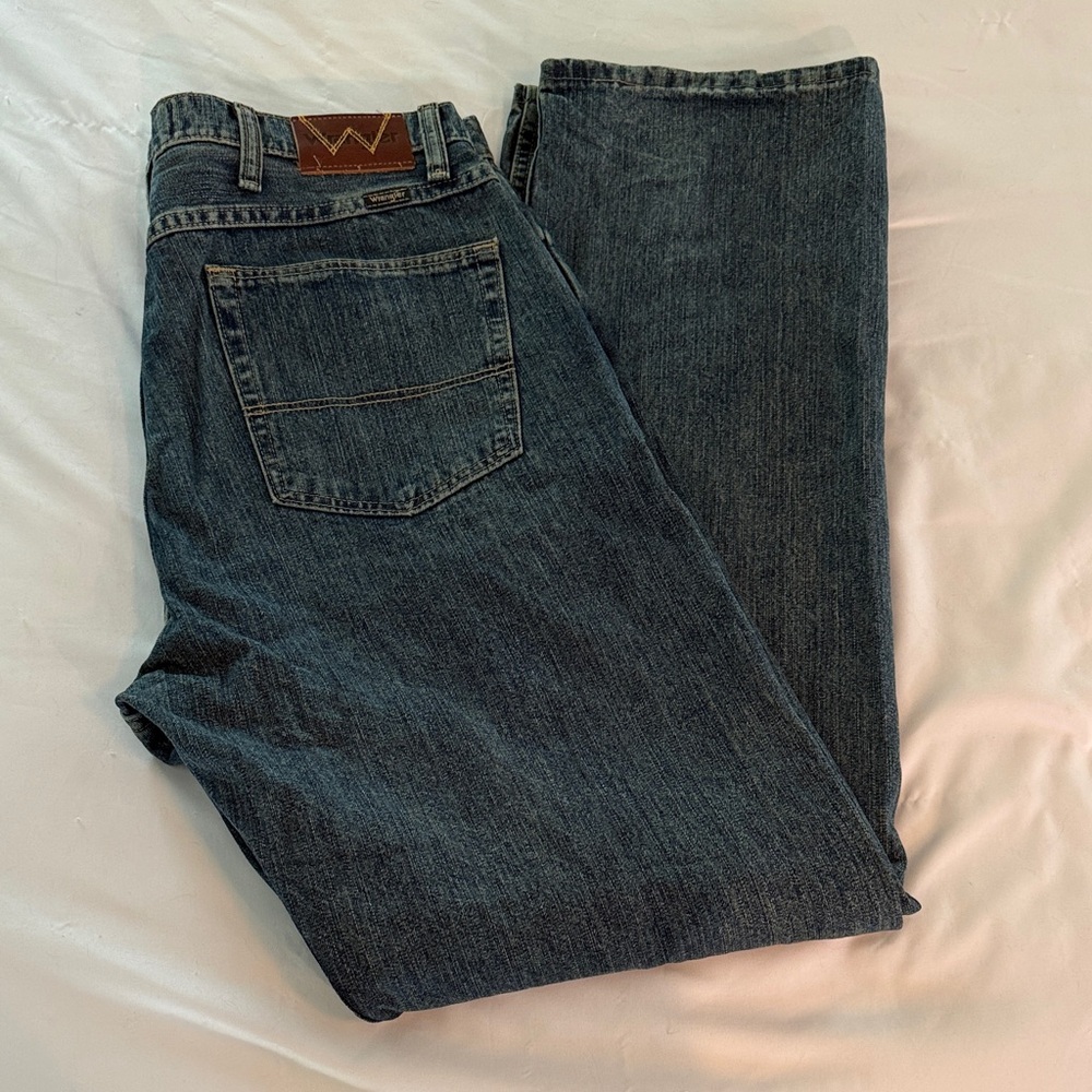 34/34 NWOT Wrangler Relaxed Fit Jeans - Indigo Blue